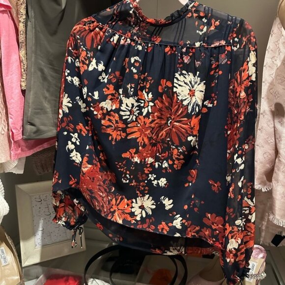 Floral Print Women's Top in Black - Picture 2 of 3